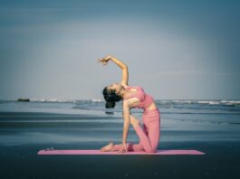 Posizioni di yoga in due: divertimento e benessere in coppia yoga-in-due-posizione