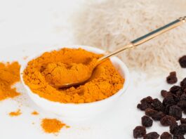 Maschera viso alla curcuma per una pelle più luminosa