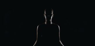 donna che fa meditazione