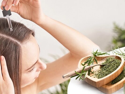 Oli essenziali per capelli: come lavanda e rosmarino possono stimolare la crescita e prevenire la caduta