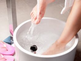 Pediluvio a base di sali minerali: come ridurre gonfiore e pesantezza dopo lunghe giornate in piedi