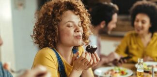 Il ruolo della masticazione lenta sulla digestione e sul senso di sazietà