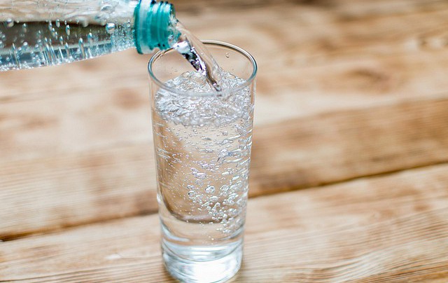Acqua frizzante e digestione: benefici o falso mito?